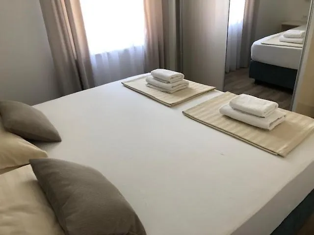 Leneda Apartments With Pool Pula